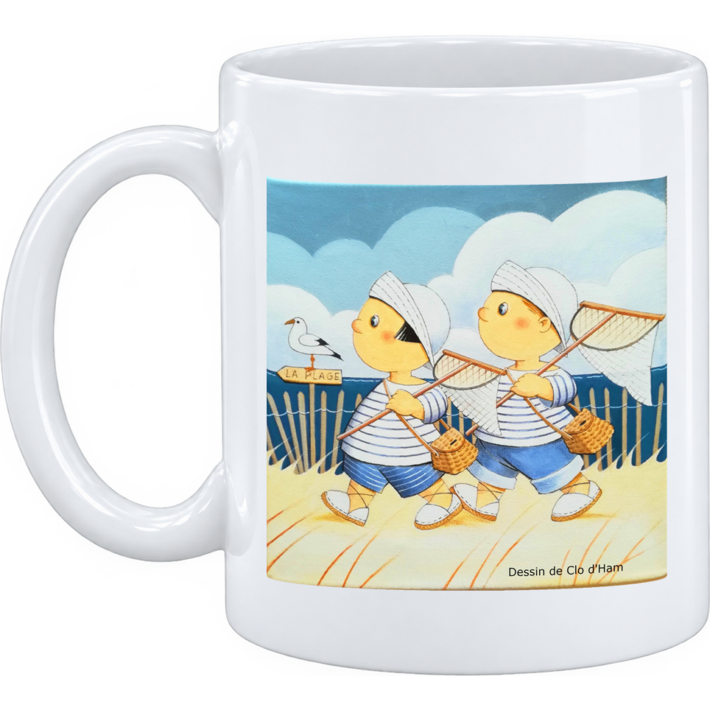 Mug Direction la plage : bouée à la taille et seau à la main, sur un mug en céramique blanche
