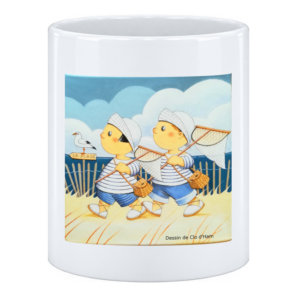 Mug Direction la plage : bouée à la taille et seau à la main, en pot à crayons