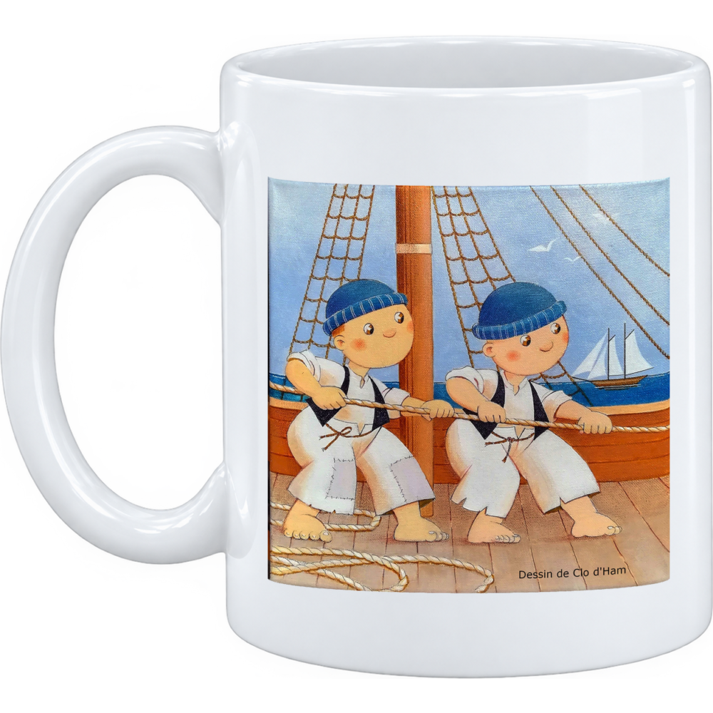 Mug Hisse et Haut : deux petits marins halent ensemble sur un cordage, les pieds calés, sur un mug en céramique blanche