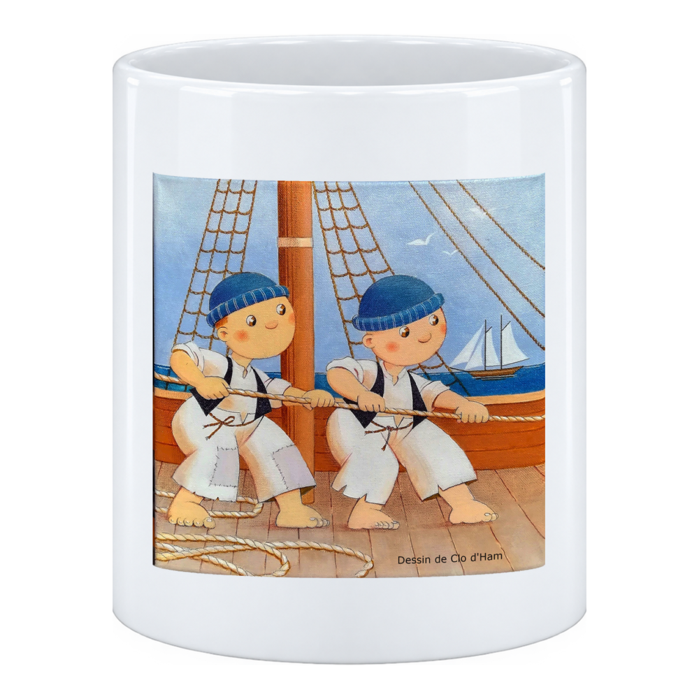 Mug Hisse et Haut : deux petits marins halent ensemble sur un cordage, les pieds calés sur le pont de bois, en pot à crayons
