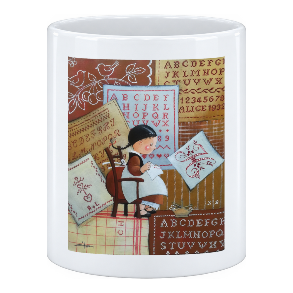 Mug Le Marquoir : lettres et chiffres brodés au point de croix, entourés de bobines, de ciseaux, en pot à crayons