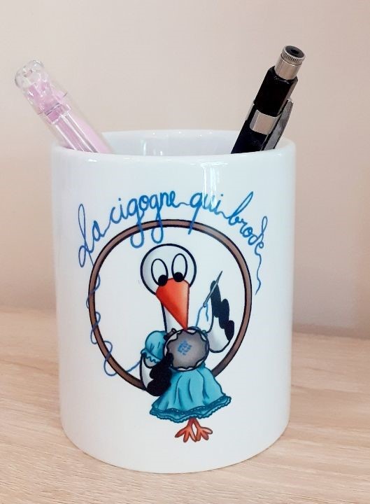 Pot à crayons blanc imprimé du motif La cigogne qui bulle