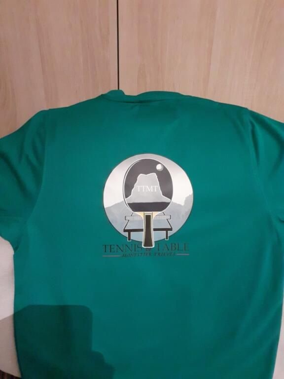 Dos d'un sweat vert de club de tennis de table, logo du club imprimé