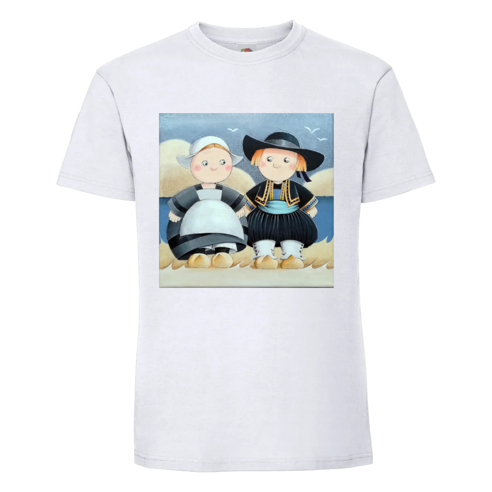 T-shirt Couple Breton : assis dans le sable, ils portent le costume, elle en coiffe blanche, sur un t-shirt blanc