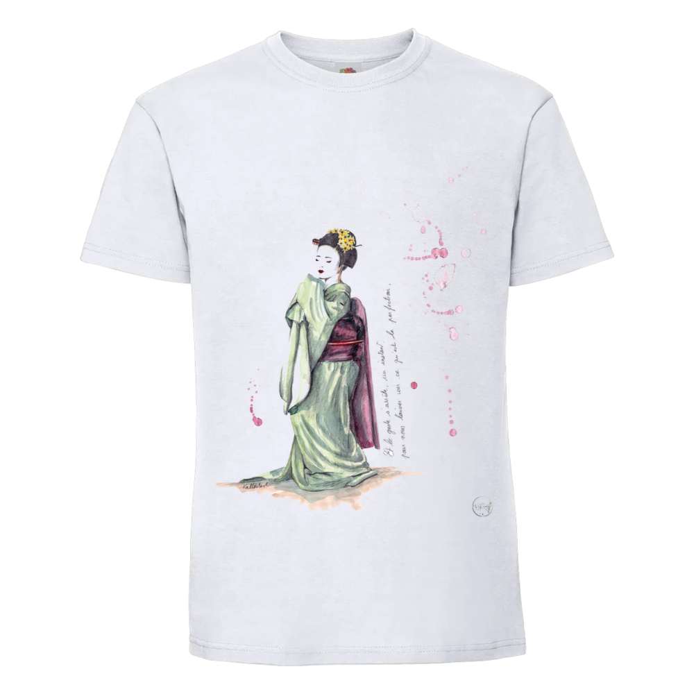 T-shirt Geisha : de profil, en kimono vert d'eau et obi prune, les cheveux relevés, sur un t-shirt blanc