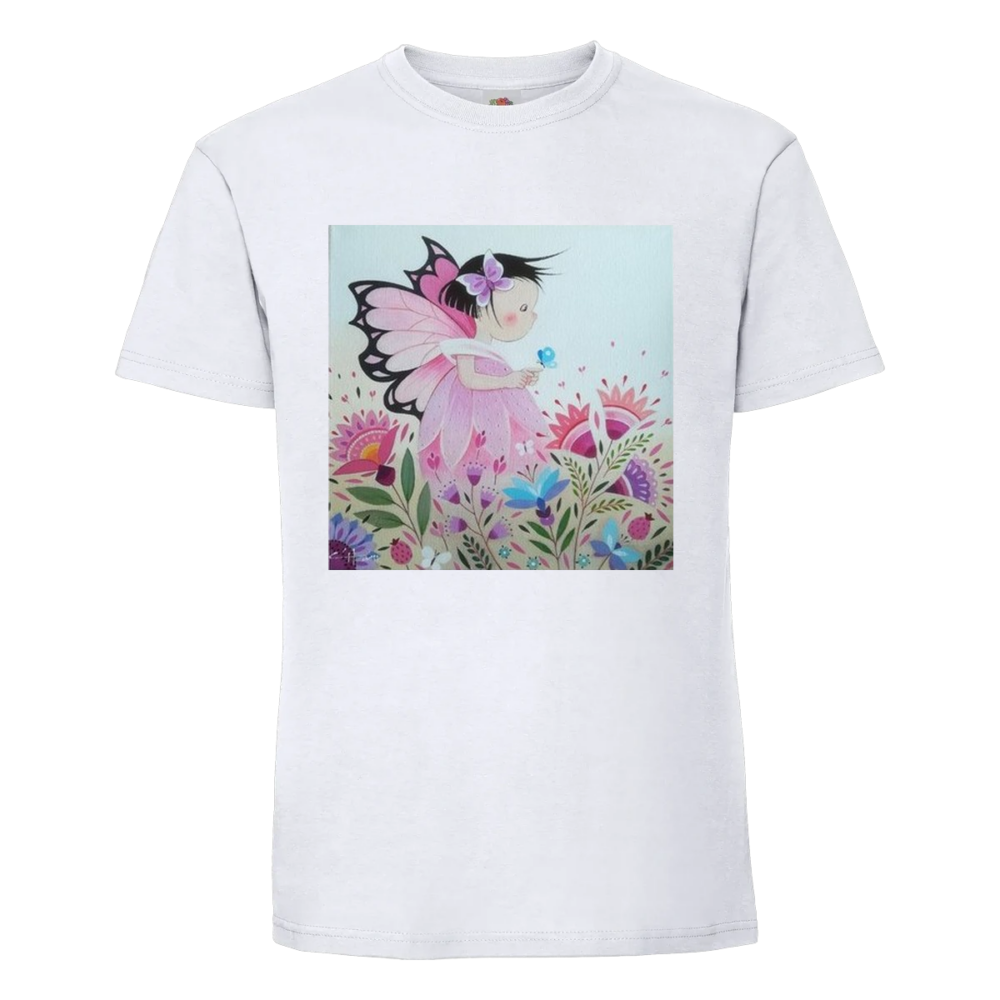 T-shirt Miss Butterfly : ailes de papillon rose déployées, elle se tient au milieu des fleurs ouvertes, sur un t-shirt blanc
