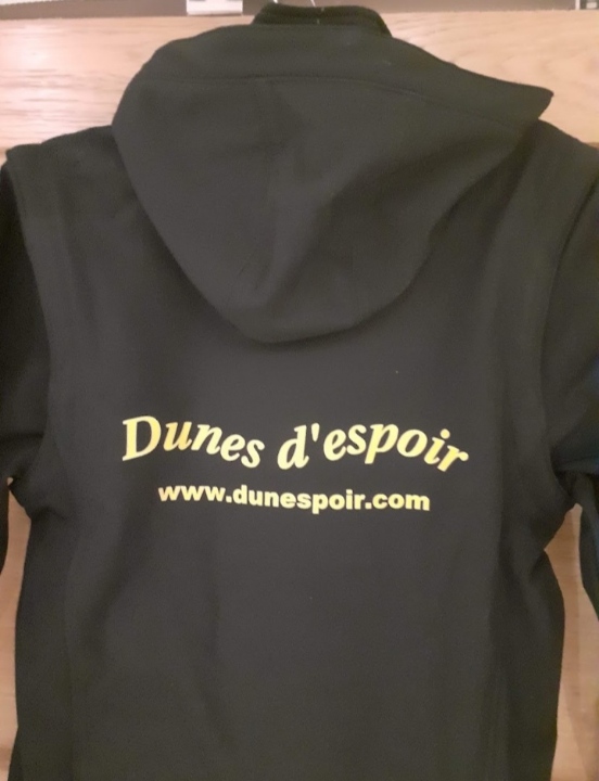 Veste à capuche noire imprimée au dos pour l’association Dunes d’espoir