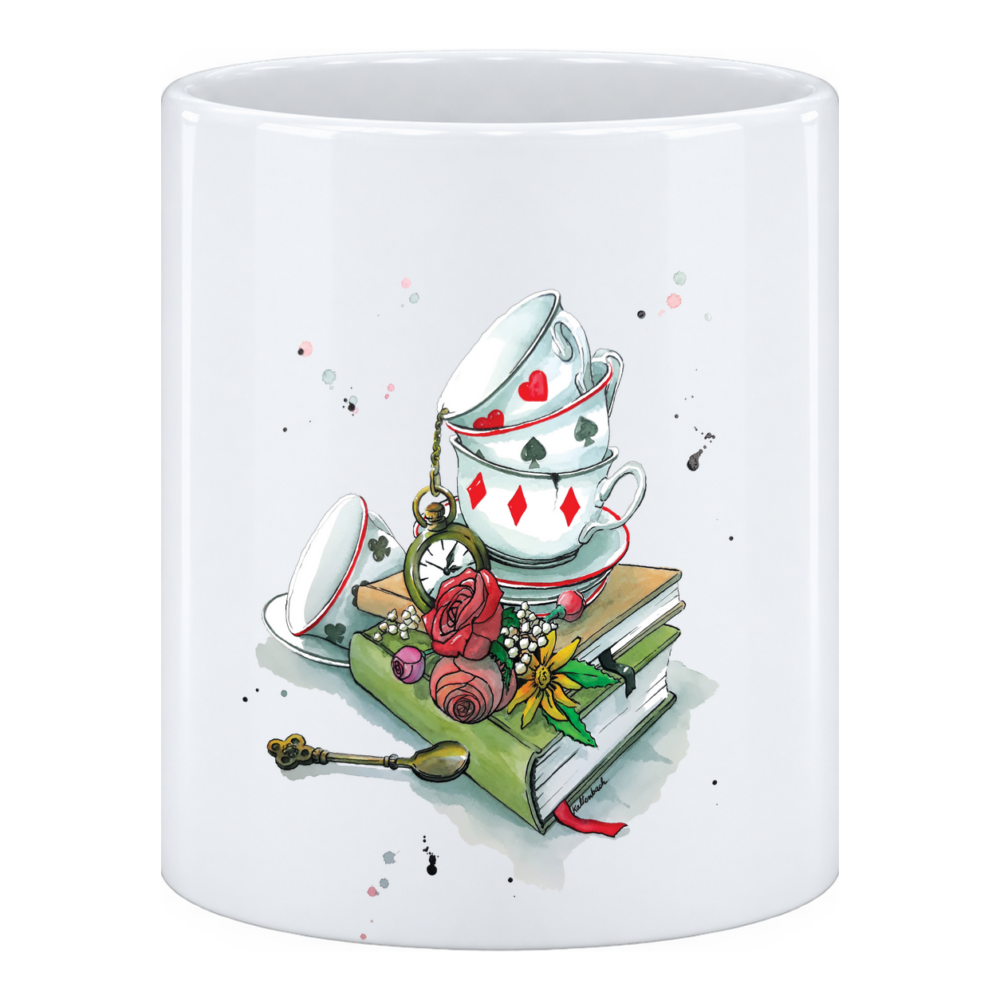 Mug Tasses : une pile de tasses en équilibre, cœur, pique, carreau, trèfle, posée sur des livres verts, en pot à crayons